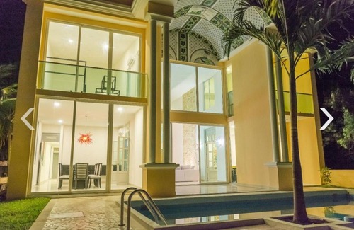 Puerto Aventuras Villa | Hermosa mansión en Puerto Aventuras con alberca