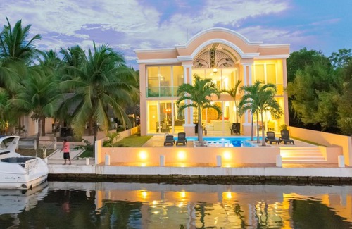 Puerto Aventuras Villa | Hermosa mansión en Puerto Aventuras con alberca