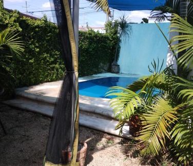 Merida Municipality Villa | hermosa residencia tres recamaras con aire acondicionado independientes con siete camas matrimoniales hamacas piscina bar terrazas árboles excelente ubicación totalmente bardeada internet y televisión en toda la casa