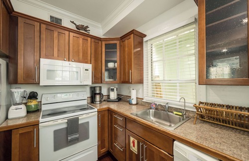 White Street Gallery District Apartment | Heron Hideaway