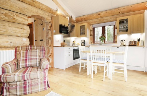Inverness Cottage | HERON LODGE, pet friendly, with hot tub in North Kessock And Kilmuir