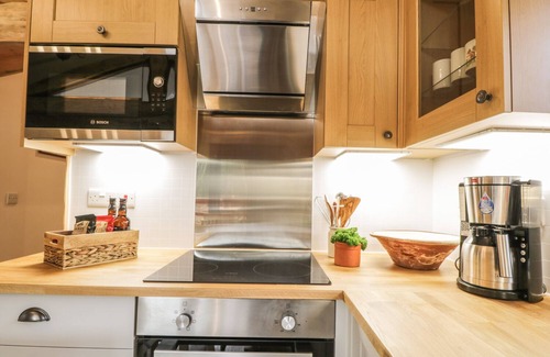 Inverness Cottage | HERON LODGE, pet friendly, with hot tub in North Kessock And Kilmuir