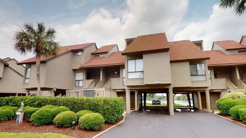Pawleys Island Villa | Heron Marsh Escape Split Level Villa Lake Views