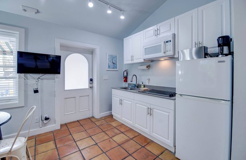 Uptown - Upper Duval Cottage | Heron Suite | Vibrant Retreat, Hot Tubs, Steps from Duval Street!