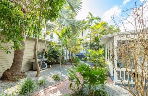 Uptown - Upper Duval Cottage | Heron Suite | Vibrant Retreat, Hot Tubs, Steps from Duval Street!