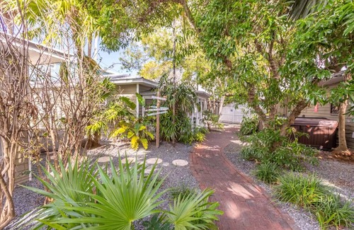 Uptown - Upper Duval Cottage | Heron Suite | Vibrant Retreat, Hot Tubs, Steps from Duval Street!