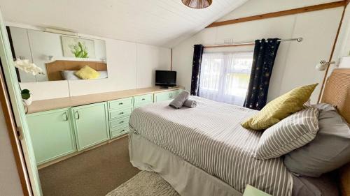 South Cerney Ski Chalet | Heron View 24 The Bathing House, Pet friendly, Hoburne Passes