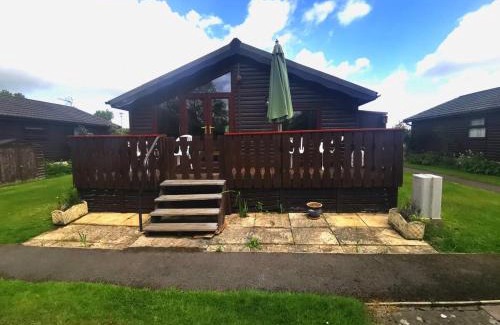 South Cerney Ski Chalet | Heron View 24 The Bathing House, Pet friendly, Hoburne Passes