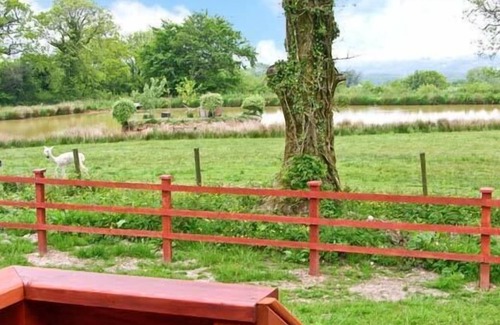 Shepton Mallet Cottage | HERON VIEW LODGE, family friendly, with a garden in Shepton Mallet