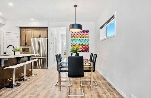 Calgary House | Herron Street NEW Luxury Retreat 6 Beds A11y