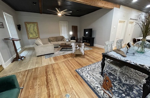 Columbia Cottage | Herstory Home- Cottage BnB