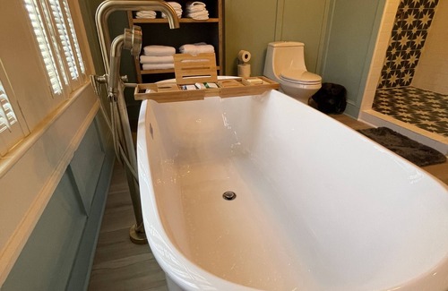 Columbia Cottage | Herstory Home- Cottage BnB