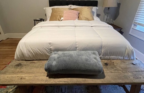 Columbia Cottage | Herstory Home- Cottage BnB