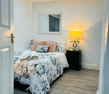 Hertingfordbury Villa | Hertford Home detached garden parking pet allowed