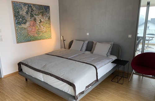 Stetten Apartment | Herzlich Willkommen im Lichtdurchfluteten Barrierefreien Apartment Taube