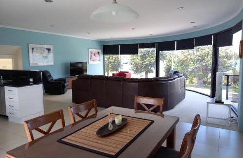 Lakes Entrance Hotel | Heyfield Motel and Apartments