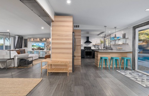 Vista House | HGTV Style Coastal Retreat! Close to Legoland, Zoo, Beaches and More!