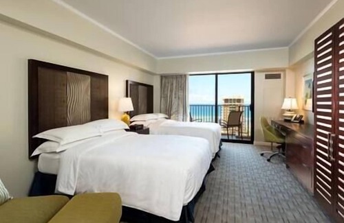 Waikiki Resort | HGVC Hawaii Village, Beachfront Resort, Hot Tub, Pool