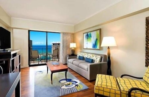Waikiki Resort | HGVC Hawaiian Village Beachfront Resort & Spa, Hot Tub, Pool
