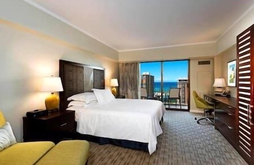 Waikiki Resort | HGVC Hawaiian Village Beachfront Resort & Spa, Hot Tub, Pool