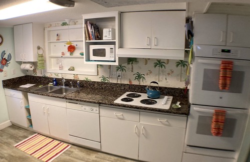 Folly Field Cottage | HHI COTTAGE 2 MIN WALK TO BEACH, 35' PRIVATE POOL, DOG FRIENDLY, ROOMY HOME