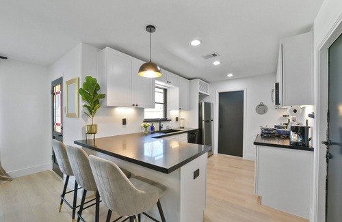 Garden Oaks House | Hialeah, Spacious, Pet Friendly