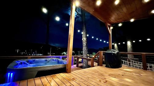 Hiawassee Villa | Hiawassee Glamping Container Treehouse