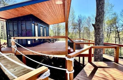Hiawassee Villa | Hiawassee Glamping Container Treehouse