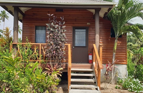 Naweni Cottage | Hibiscus Bure Beachfront Eco Retreat,Relax. Enjoy.
