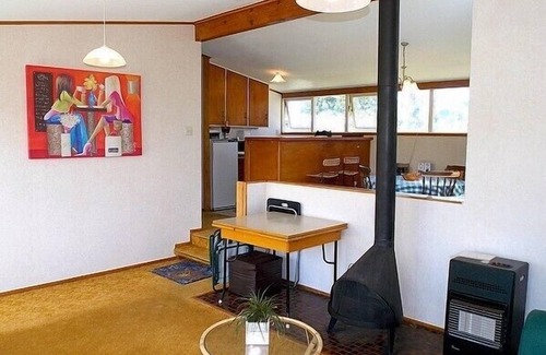 Whangamata Cottage | Hibiscus Cottage - Whangamata Bach