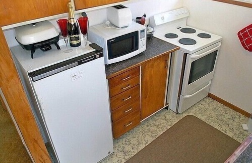 Whangamata Cottage | Hibiscus Cottage - Whangamata Bach