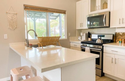 Keaau Apartment | Hibiscus Hale, Full Kitchen, King Bed, Parking