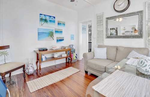 Fort Myers River District House | Hibiscus House Bed Breakfast Inn Turtle Room Bed-ada
