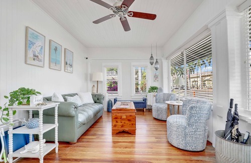 Fort Myers River District House | Hibiscus House Bed Breakfast Inn Turtle Room Bed-ada