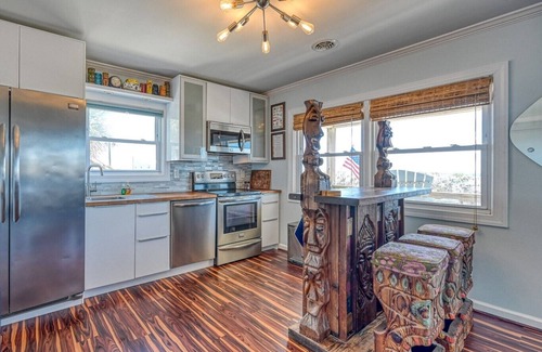 North Topsail Beach Cottage | Hibiscus Hut - Oceanfront - Midcentury Modern Tiki Theme