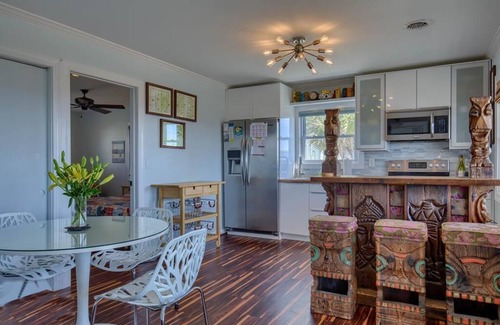 North Topsail Beach Cottage | Hibiscus Hut - Oceanfront - Midcentury Modern Tiki Theme