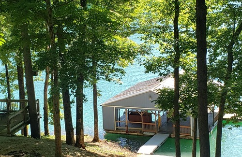 Jacksboro House | Hickory Harbor lakefront w/dock, grilling deck, and play yard on shady lot!