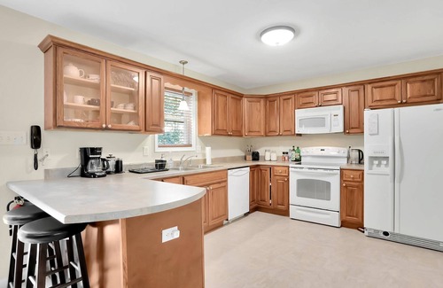 Mount Jackson House | Hickory House - Mountain home with Hiking, Wineries, Hot tub & more!