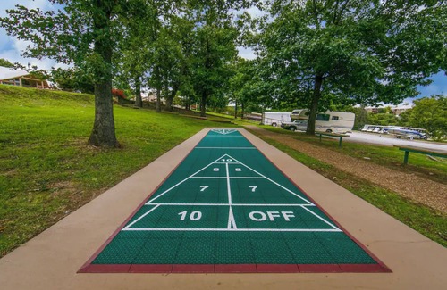 Branson Condo | HICV Holiday Hills Resort 1br suite Saturday check-in