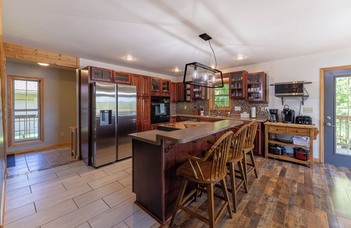Greenway House | Hidden Cabin: Kayaks & firewood Included