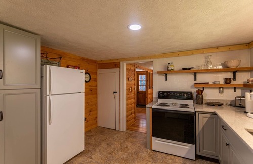 Fleetwood House | Hidden Cabin on Old Field Creek Quaint cottage near Boone with creek frontage