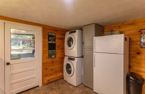 Fleetwood House | Hidden Cabin on Old Field Creek Quaint cottage near Boone with creek frontage