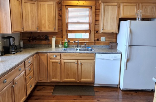 Wolf Laurel Cabin | HIDDEN CHALET GEM IN BLUE RIDGE MOUNTAINS,PETS.HOTTUB 4500 ELEVATION SKING OPEN
