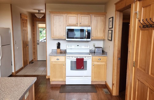 Wolf Laurel Cabin | HIDDEN CHALET GEM IN BLUE RIDGE MOUNTAINS,PETS.HOTTUB 4500 ELEVATION SKING OPEN