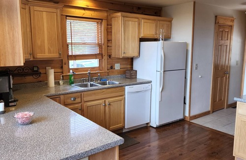 Wolf Laurel Cabin | HIDDEN CHALET GEM IN BLUE RIDGE MOUNTAINS,PETS.HOTTUB 4500 ELEVATION SKING OPEN