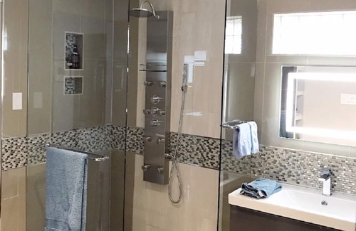 Kessler House | Hidden Cliff Private Suite in Bishop Arts Mid Century Resort