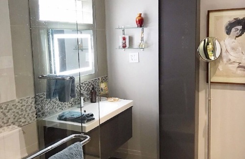 Kessler House | Hidden Cliff Private Suite in Bishop Arts Mid Century Resort