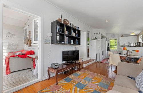 Langs Beach House | Hidden Cove Gem - Langs Beach Holiday Home