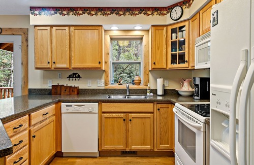 Skyland Cabin | Hidden Falls Cabin -Waterfall, Hot Tub, Private!