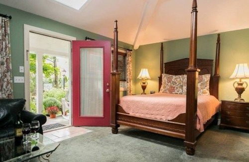 Saugatuck Bed & Breakfast | Hidden Garden Cottages & Suites